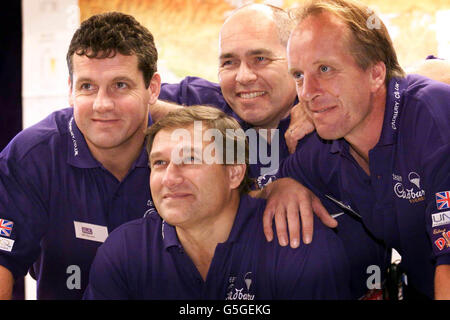 L'explorateur britannique David Hempleman-Adams (avant), avec son équipe de centre de contrôle (G-D) Bill Haynes, Dave Owen et Clive Bailey (directeur de vol), au centre de contrôle de Keynsham, Somerset, avant sa tentative de faire voler un ballon au-dessus du sommet du mont Everest. * il part pour le Népal et espère réaliser son exploit en septembre. Banque D'Images