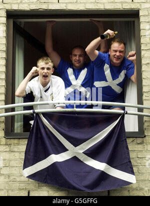 De gauche à droite, Fraser McLellan, 15 ans, Garry Smith, 20 ans, et Kenneth McLellan, 43 ans, tous originaires de Renfrewshire, en Écosse, sur le balcon de leur hôtel à Bruxelles. * le trio fait partie d'une armée forte de 10,000 supporters écossais de football qui sont en ville pour le match crucial de qualification de la coupe du monde contre la Belgique, où l'Ecosse doit gagner ou tirer contre la Belgique pour garder en vie leurs espoirs de qualification de la coupe du monde. Banque D'Images