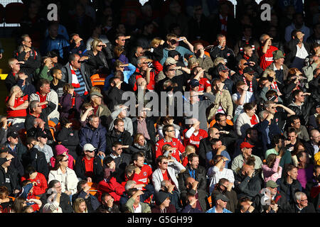 Football - npower football League Championship - Blackpool / Charlton Athletic - Bloomfield Road.Les fans de Charlton Athletic profitent du soleil pendant le match contre Blackpool Banque D'Images