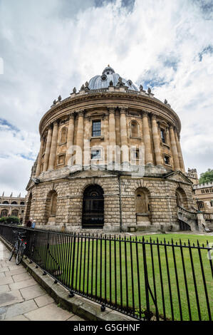 Oxford, Royaume-Uni - 14 août 2015 : Oxford Radcliffe Camera dans un jour nuageux Banque D'Images