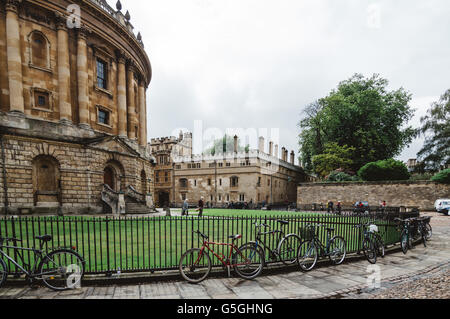 Oxford, Royaume-Uni - 14 août 2015 : Oxford Radcliffe Camera dans un jour nuageux, avec des vélos sur la clôture du bâtiment Banque D'Images