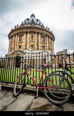 Oxford, Royaume-Uni - 14 août 2015 : Oxford Radcliffe Camera dans un jour nuageux, avec des vélos sur la clôture du bâtiment Banque D'Images