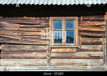 Le bois brut Wall de l'été bergers Hut avec fenêtre Banque D'Images