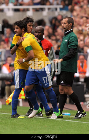 Jeux Olympiques de Londres - jour 5.Alexandre Pato est remplacé par Neymar lors du match du Groupe C à St James Park, Newcastle. Banque D'Images