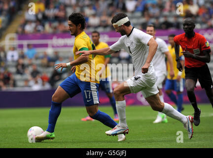 Jeux Olympiques de Londres - jour 5.Alexandre Pato (à gauche) du Brésil en action pendant le match du Groupe C à St James Park, Newcastle. Banque D'Images