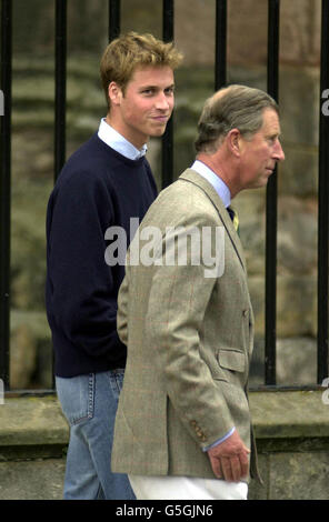 Le Prince William arrive à l'Université St. Andrews, à St. Andrews, en Écosse, où il étudie un diplôme en histoire de l'art. Il était accompagné de son père, le prince Charles, duc de Rothesay. Banque D'Images