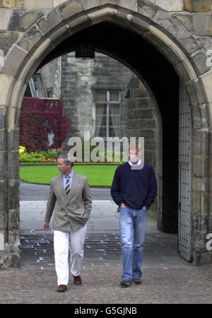 Le Prince William arrive à l'Université St. Andrews, à St. Andrews, en Écosse, où il étudie un diplôme en histoire de l'art. Il était accompagné de son père, le prince Charles, duc de Rothesay. Banque D'Images