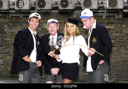 Pat Cash, joueur de tennis, Steve Davis, ancien joueur de snooker, Ann- Marie Davies, ancienne star de Brookside, et Eric Peters, ancien joueur de rugby de Bath and Harlequins, lors d'une séance photo à la Westminster City Boys School, à Londres.* ... pour lancer la nouvelle vidéo de l'Orchid cancer Appeal intitulée 'Know Your Balls - Check EM out!'.La vidéo a pour but de sensibiliser les jeunes hommes au cancer du testicule, en particulier à sa façon d'en faire un cancer. Banque D'Images