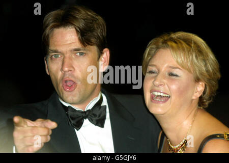 L'acteur Dougrey Scott arrive pour la première royale du film Enigma dans Leicester Square à Londres.L'actrice Kate Winslet sort de la première après avoir annoncé qu'elle prenait le temps "hors des projecteurs".* elle devait assister à l'événement à Londres avec les autres stars du conte romantique de la Seconde Guerre mondiale, qui aurait été sa première apparition publique depuis la séparation du mari Jim Threapleton. Banque D'Images