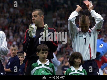 Le capitaine d'Angleterre David Beckham (à droite) et le gardien de but Nigel Martyn applaudissent l'hymne national, tandis que le jeune fan de Beckham coupe la coiffure, avant le match contre le Mexique à Pride Park.. Banque D'Images