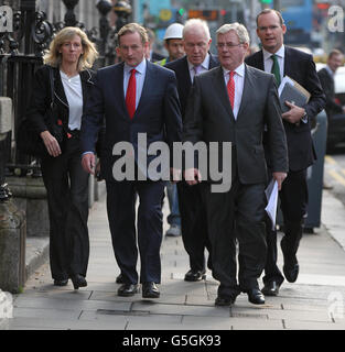 Taoiseach Enda Kenny et Tanaiste Eamon Gilmore arrivent pour l'annonce de 800 emplois à l'Hôtel Shelbourne à Dublin par le Groupe Kerry. Banque D'Images