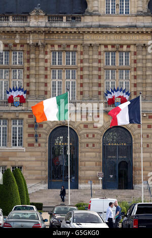 Le drapeau irlandais vole aux côtés des drapeaux français et européens à l'extérieur de l'hôtel de ville de Versailles alors que la ville hôte de la République d'Irlande au cours de l'équipe de football 2016 Championnat d'Europe en France. Banque D'Images