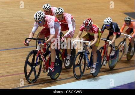 Les coureurs participent à la finale de course de Mens point lors des championnats nationaux britanniques de cyclisme sur piste au National Cycling Center de Manchester. Banque D'Images