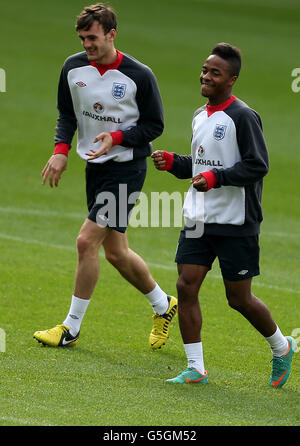 L'Angleterre est sous 21's Jack Robinson (à gauche) et Raheem Sterling lors d'une séance de formation à Carrow Road, Norwich Banque D'Images