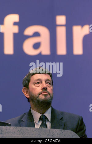 Le secrétaire à l'intérieur, David Blunkett, écoute les orateurs avant de faire son discours le dernier jour de la Conférence du Parti travailliste à Brighton. La conférence de cette année a eu lieu dans un contexte de sécurité renforcée, à la suite des attaques terroristes contre les États-Unis. Banque D'Images