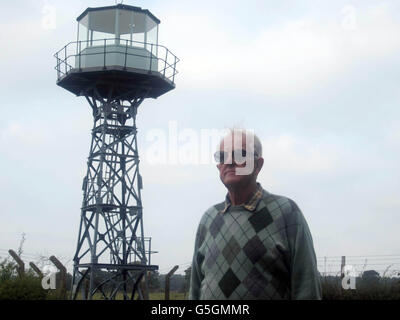 Keith Eldred, 77 ans, se trouve près d'une tour de guet dans le premier magasin de bombes atomiques du Royaume-Uni sur Thetford Heath, Barnham, Suffolk, qui compte près de 6,000 bâtiments et sites historiques menacés d'être perdus, a déclaré English Heritage. Banque D'Images