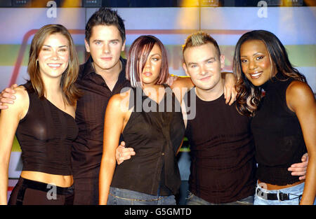 Le groupe de pop Liberty de (G-D) Jessica Taylor, Tony Lundon, Michelle Heaton, Kevin SIMM et Kelli Young lors du lancement des Smash Hits Poll Winners à Sound à Leicester Square, Londres. Banque D'Images