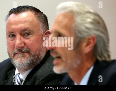 Mike Hooper, chef de la direction de la Fédération des Jeux du Commonwealth (à gauche), avec Bruce Robertson, président de la Commission de coordination, lors de la conférence de presse de la commission de coordination à la Maison du Commonwealth à Glasgow. Banque D'Images