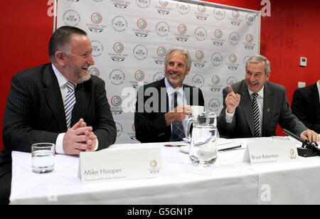 Mike Hooper, chef de l'exécutif de la Fédération des Jeux du Commonwealth (à gauche) avec le président de la commission de coordination Bruce Robertson et le président de Glasgow 2014 Lord Smith, lors de la conférence de presse de la commission de coordination à la Commonwealth House à Glasgow. Banque D'Images