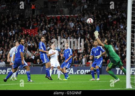 Football - coupe du monde de la FIFA 2014 - qualificateur - Groupe H - Angleterre / Saint-Marin - Stade Wembley.Alex Oxlade-Chamberlain (au centre), en Angleterre, marque le cinquième but de son équipe Banque D'Images