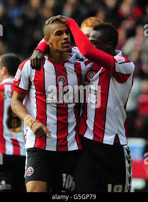 Nick Blackman de Sheffield United (à gauche) célèbre avec John Cofie après avoir obtenu son score sur la pénalité lors du match de la npower football League One au Bramall Lane, à Sheffield. Banque D'Images