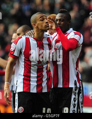 Nick Blackman de Sheffield United (à gauche) célèbre avec John Cofie après avoir obtenu un score après une pénalité lors du match de football de la npower League One au Bramall Lane, Sheffield. Banque D'Images