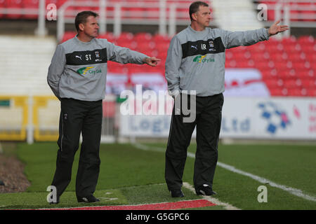 Mark Robins, directeur de Coventry City (à droite) avec l'entraîneur Steve Thompson lors du match de npower football League One au terrain du comté de Swindon. Banque D'Images