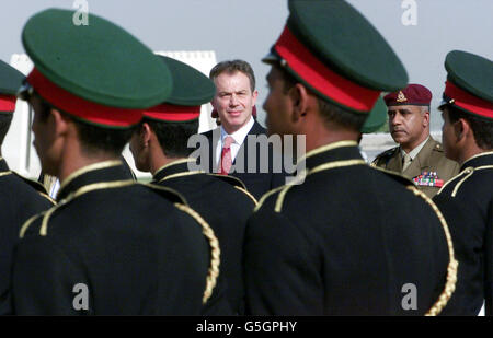 Le Premier ministre britannique Tony Blair inspecte la garde d'honneur lorsqu'il arrive à Muscat en Oman. Blair est sur le point de visiter la base Al Sha'afa, le centre de commandement de l'opération Swift Sword II, qui comprend plus de 20,000 militaires britanniques. * dans le plus grand déploiement depuis la guerre du Golfe. Banque D'Images