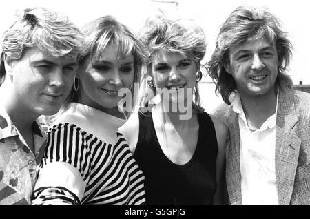 La nouvelle gamme Bucks Fizz, avec le dernier membre né à Uxbridge, Shelley Preston, 21 ans, deuxième à droite, qui a déménagé à Dorset à onze ans, mais qui a plus récemment vécu à Salisbury, Wilts à Londres. Shelley remplace Jay Ashton, choisi parmi plus de 1000 lors d'auditions ouvertes à Londres il y a plusieurs semaines. Depuis la gauche : Mike Nolan, Cheryl Baker, Shelley et Bobby Gee. Banque D'Images