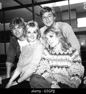 Pop chant foursome Bucks Fizz, les gagnants du concours Eurovision de la chanson, à l'aéroport de Heathrow lorsqu'ils sont revenus de Shannon après une visite d'une semaine en Irlande.Le groupe, (de gauche à droite : Mike Nolan, Jay Aston, Bobby Gee et Cheryl Baker, prévoient de regarder le concours Eurovision de Harrogate à la télévision cette année. Banque D'Images