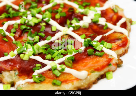 Style okonomiyaki Osaka avec de la mayonnaise, l'oignon et la sauce Banque D'Images