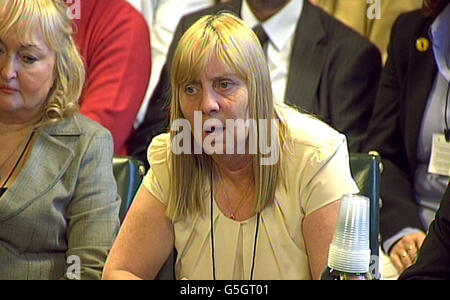 La présidente du Groupe de soutien aux familles de Hillsborough, Margaret Aspinall, présente des témoignages sur le rapport du Groupe d'experts indépendant de Hillsborough au Comité spécial des affaires intérieures, à Londres. Banque D'Images