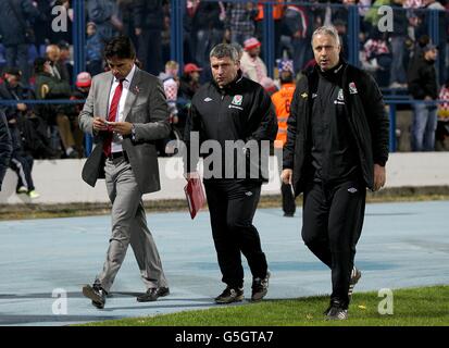 Football - coupe du monde de la FIFA 2014 - qualificateur - Groupe A - Croatie / pays de Galles - Stadion Gradski vrt.Chris Coleman, directeur du pays de Galles (à gauche), Osian Roberts (au centre) et Kit Symons, directeur adjoint, à mi-temps Banque D'Images