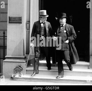 Winston Churchill, premier seigneur de l'Amirauté, et Lord Fisher, à droite, quittant la réunion du Comité de défense impérial. Banque D'Images