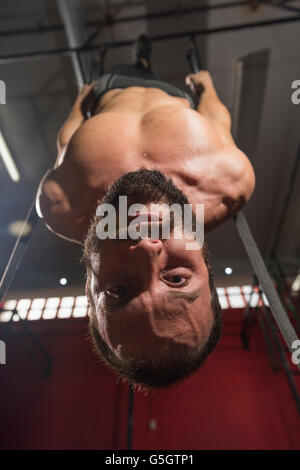 Homme avec une prothèse croix formation mettre en place dans la salle de sport. Banque D'Images