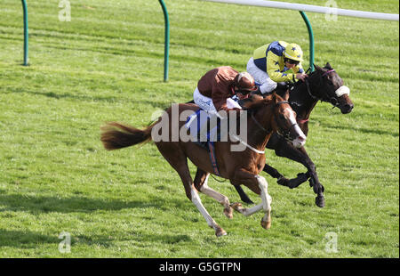 Top Notch Ton (à gauche) monté par Jockey Dale Swift pips Kolonel Kirkup monté par Mirco Demuro pour gagner la SKED Construction - Concrete's What we do Nursery race Banque D'Images