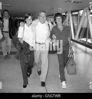 La star du chant Andy Williams arrive à l'aéroport d'Heathrow avec son fils Christian et sa petite amie Laurie Webb (l). Banque D'Images