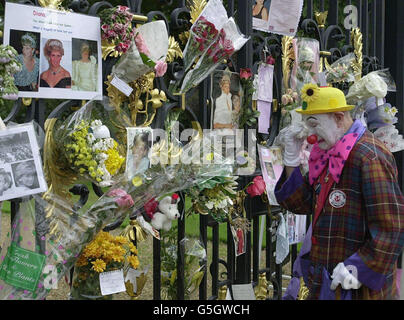 Diana anniversaire/ gates à Kensington Palace Banque D'Images