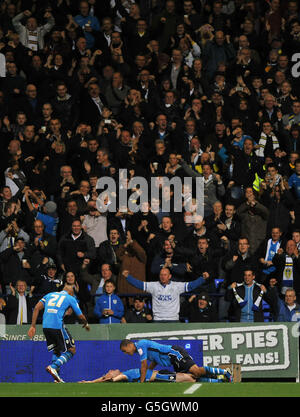 Luciano Becchio, de Leeds United, célèbre ses scores lors du match du npower Championship au Reebok Stadium de Bolton. Banque D'Images