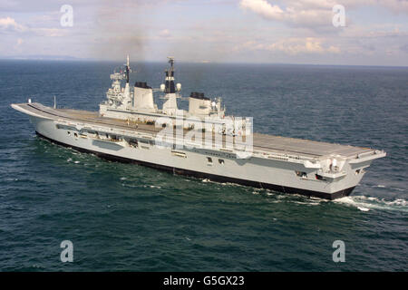 Le porte-avions de la Royal Navy, le HMS Ark Royal, navigue dans le port de Portsmouth après deux ans de réinstallation majeure à Rosyth, en Écosse. L'Ark Royal, qui deviendra pleinement opérationnel l'an prochain, a passé les deux dernières années et demi à être modernisé. * prendre à bord des nouveaux hélicoptères anti-sous-marins Merlin de la marine, ainsi que pouvoir faire fonctionner les navires de mer, les navires de mer et les navires de la RAF. Banque D'Images