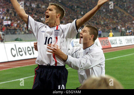 Michael Owen (à gauche) célèbre avec Steven Gerrard, coéquipier, après avoir mis l'égaliseur contre l'Allemagne lors du match du groupe de qualification européen neuf de la coupe du monde de la Fifa au stade olympique de Munich, en Allemagne. FONCTION ÉDITORIALE. AUCUNE UTILISATION DE SITE WEB/INTERNET À MOINS QUE LE SITE NE SOIT ENREGISTRÉ AUPRÈS DE L'ASSOCIATION DE FOOTBALL PREMIER LEAGUE. Banque D'Images