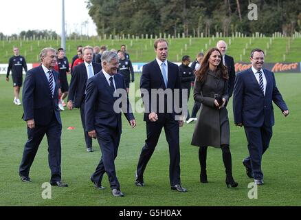 Le duc et la duchesse de Cambridge font une visite du parc St George (de gauche à droite) par Trevor Brooking, directeur du développement du football, David Bernstein, président du FA, et Alex Horne, secrétaire général du FA. Banque D'Images