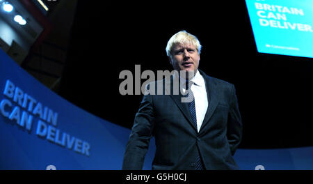 Le maire de Londres Boris Johnson quitte la scène après avoir pris la parole à la conférence du Parti conservateur au Centre international des congrès de Birmingham. Banque D'Images