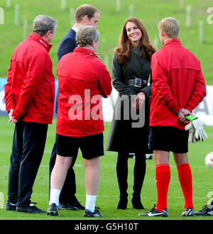 RETRANSMIS CORRECTION PAR LIGNE LE duc et la duchesse de Cambridge rencontrent (de gauche à droite) le directeur Roy Hodgson, le directeur adjoint Ray Lewington, et l'entraîneur de gardien de but Dave Watson après la séance d'entraînement lors du lancement officiel du Centre national de football de l'Association de football à St George's Park à Burton-upon-Trent. Banque D'Images