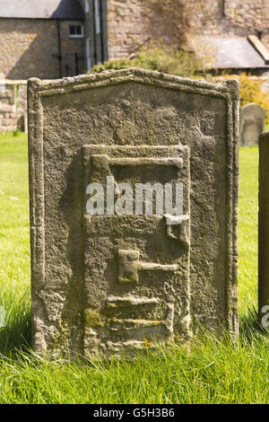 Royaume-uni, Angleterre, Bamburgh Northumberland, cimetière de la paroisse, 1746 tombe de carpenter Edwards Johnson, de North Sunderland, tanneur Banque D'Images