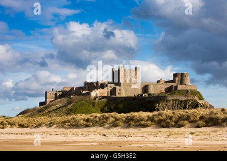 Royaume-uni, Angleterre, Château de Bamburgh Northumberland, à partir de la fin de l'après-midi, plage Wynding Banque D'Images