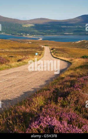 La route près de Kyle of tongue - cette route fait partie de la côte nord de l'itinéraire 500. Banque D'Images