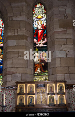 Royaume-uni, Angleterre Northumberland, île sacrée, l'église St Mary, sur la fenêtre de l'ascension grand autel. Banque D'Images