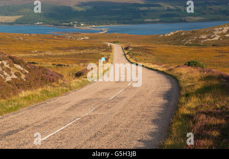 La route près de Kyle of tongue - cette route fait partie de la côte nord de l'itinéraire 500. Banque D'Images