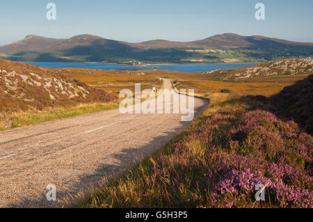 La route près de Kyle of tongue - cette route fait partie de la côte nord de l'itinéraire 500. Banque D'Images